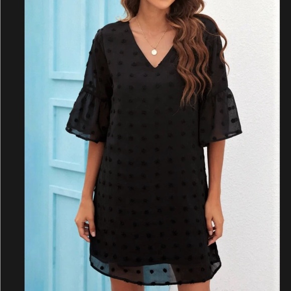 Dresses & Skirts - Blooming Jelly Black Polka Dot Chiffon Shift Dress V-Neck Ruffle Lined Sz M